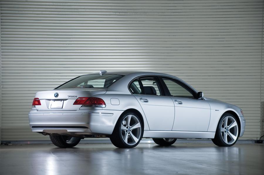  BMW 750i 2006 года  (фото 6 из 6)